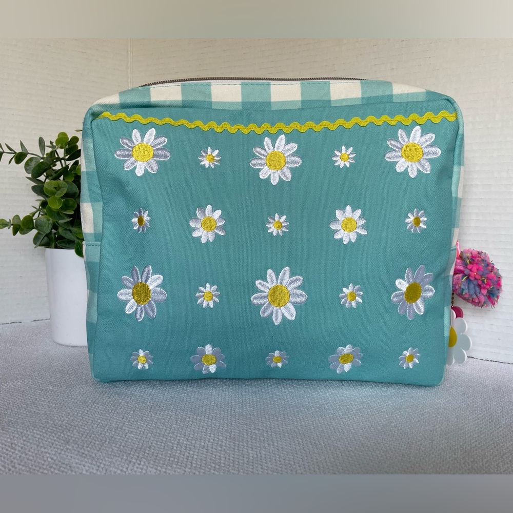 Cosmetic Bag, Taylor Elliott Designs, Daisy Zippered Pouch. NWT